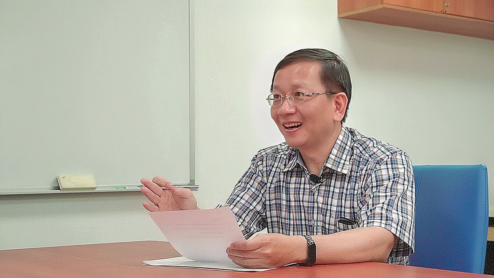自安老師的課程以教育理論為主，培養當教師的專業精神與品格涵養。在進北藝大前有豐富的經驗，曾任教小學、中學與五專，對於中小學再熟悉不過。「設立北藝大師資培育中心之初，相關設施尚不完備，很感恩當時學校資深老師的支援」，在那段時間的互動中，感受到創校元老們對於各單位的期許，自安老師也希望將此理念傳承。