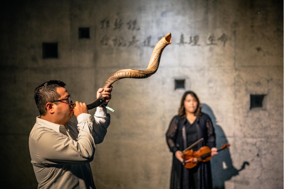 圖3、合作藝術家吳欣穎老師演奏號角和黃渝沁老師演奏小提琴
